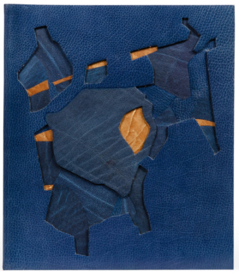 Vache bleue dans une ville. Texte...